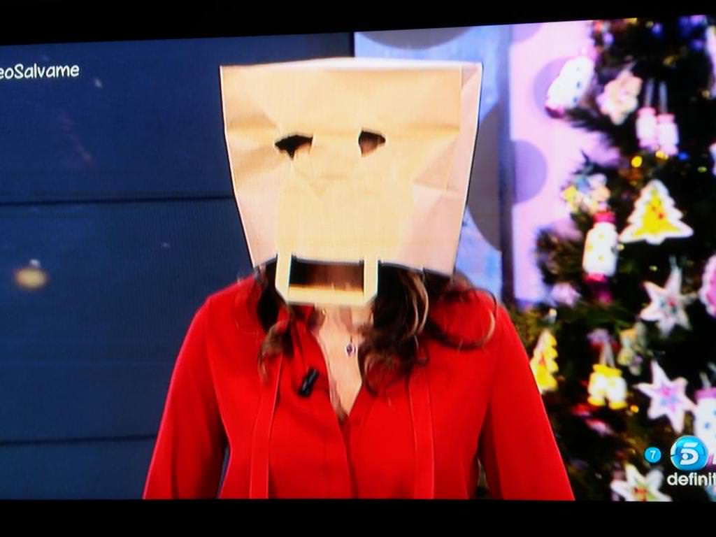 Paz Padilla enseña las bragas por accidente y acaba presentando con una bolsa en la cabeza