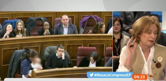 Pilar Cernuda se queja, en ‘Espejo Público’, del mal olor de algunos diputados